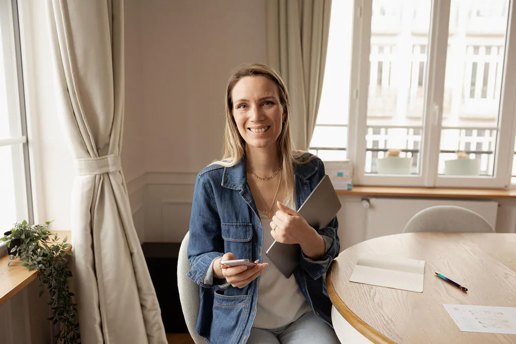 Une consultante Charlotte K échange avec une infirmière lors de son bilan Vie IDEale